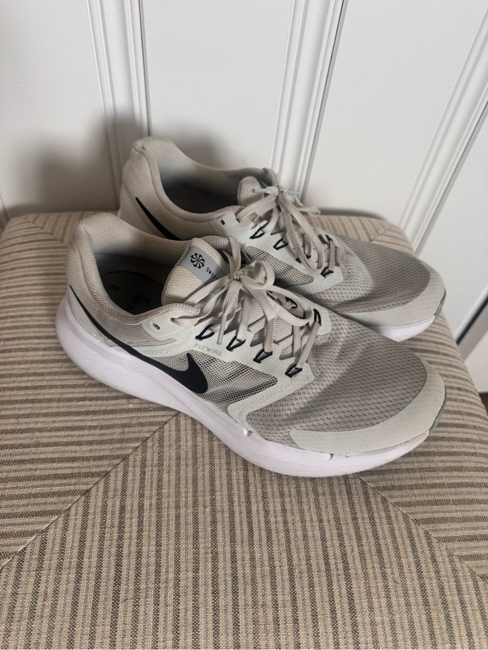 Nike Men's Gray and Black Lightweight Running Sneakers